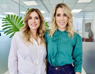 Tina Acosta, directora de Next Consultora, presenta a Lourdes Stewart, quien se incorpora al equipo de la empresa.