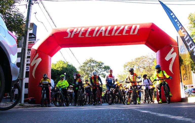 Los ciclistas en la meta esperando la salida oficial para los 25 kilómetros de recorrido asunceno.