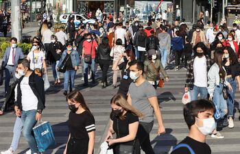 Personas caminando en Ankara, Turquía.
