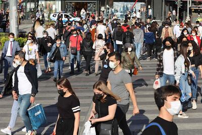 Personas caminando en Ankara, Turquía.