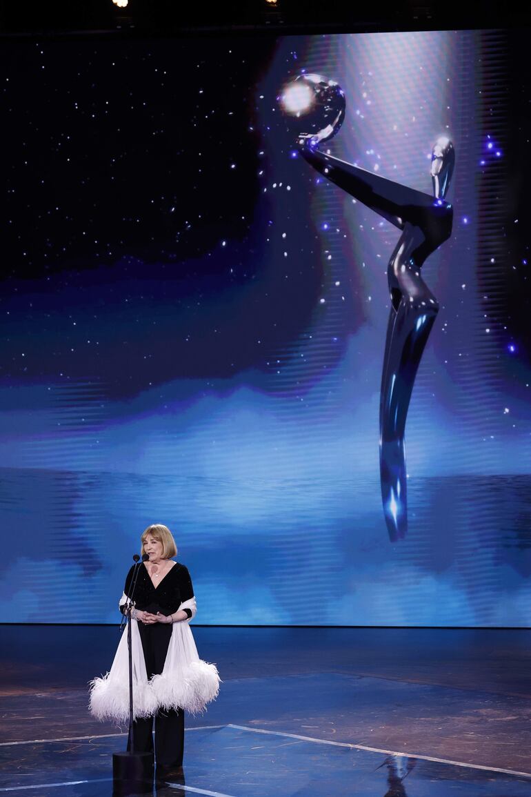 La actriz española Carmen Maura recibe el Premio de Honor.
