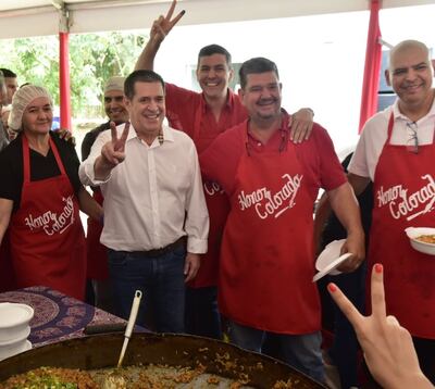 Santiago Peña posa con Horacio Cartes y otros dirigentes polítcos, realizando el almuerzo previsto.