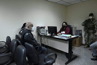 Con chaleco antibalas y bajo segura custodia, el brasileño de origen libanés Kassem Mohamad Hijazi durante la audiencia de identificación.