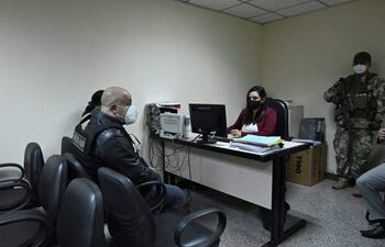 Con chaleco antibalas y bajo segura custodia, el brasileño de origen libanés Kassem Mohamad Hijazi durante la audiencia de identificación.