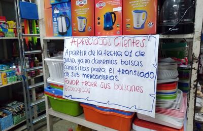 Los comercios ya están avisando que dejarán de entregar la bolsa de polietileno de un solo uso.