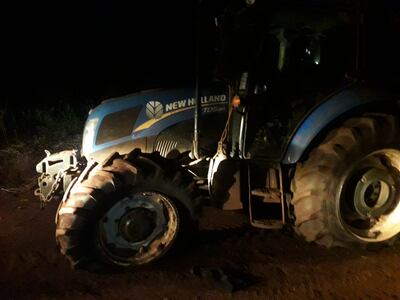 El tractor fue abandonado por los malvivientes a varios kilómetros de la compañía Tirol, en el lugar denominad “Cruce Pajarito”.