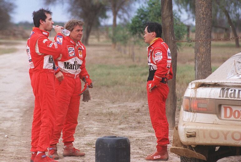 Aquí conversan con el entonces piloto Marcelo Toyotoshi, en una de las pausas entre pruebas especiales.