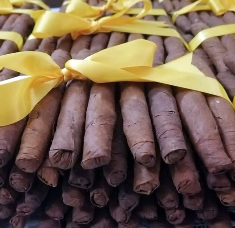 Cigarros con hojas de tabaco, liadas a mano.