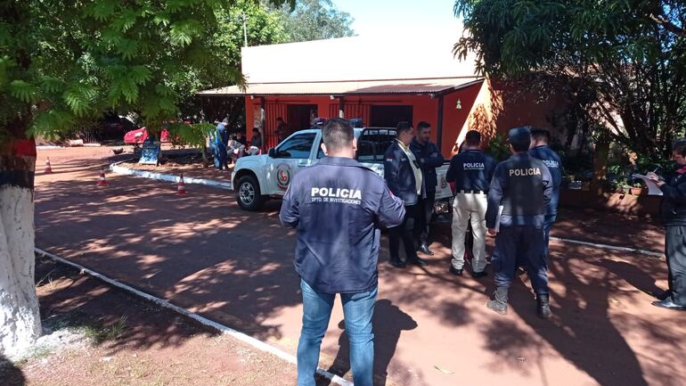 Los intervinientes ejecutaron un allanamiento en una vivienda donde lograron la aprehensión de tres hombres.