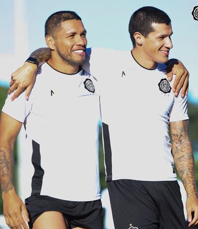 Alan Benítez, junto con Richard Ortiz, en su retorno a los entrenamientos del plantel de Olimpia tras la cuarentena.