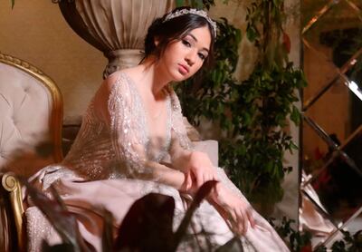 La quinceañera lució un vestido, creación del Negro Vázquez junto con una delicada tiara elaborada íntegramente con cristales y strass por Jadiyi Yudis Yaluff.