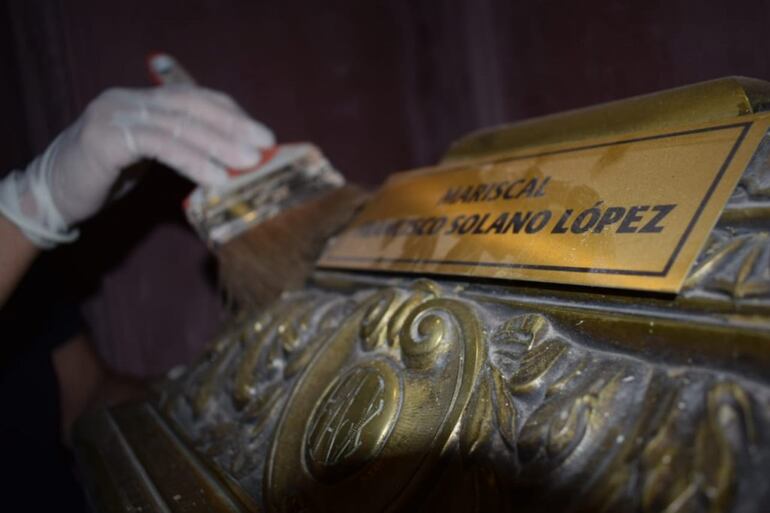 La urna del Mariscal Francisco Solano López, en el Panteón Nacional de los Héroes, es limpiada con pinceles y franelas.
