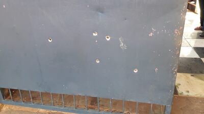 Viarios de los disparos dieron contra el portón principal.