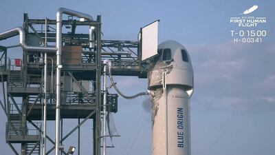 Captura de pantalla que muestra la nave Blue Origin mientras Mark Bezos, Jeff Bezos, Wally Funk y Oliver Daemen esperan el lanzamiento, en Van Horn, Texas.