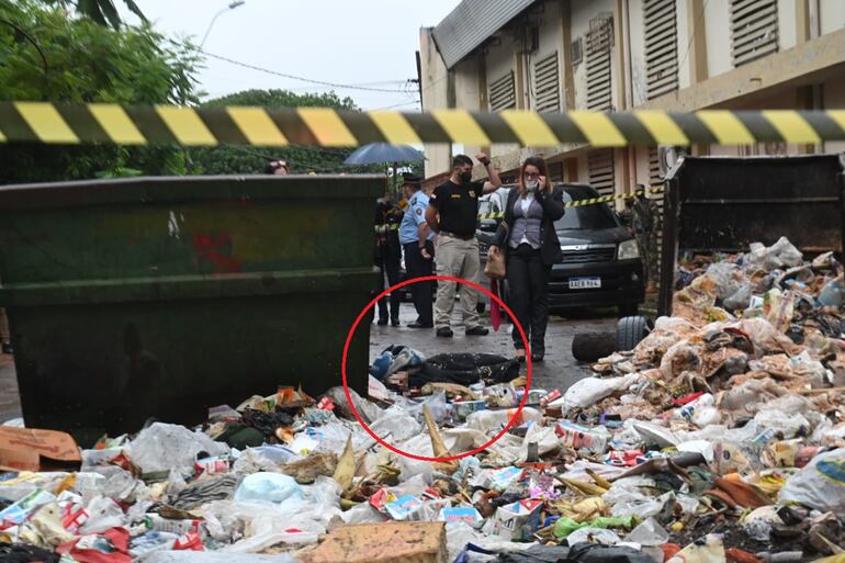 El cuerpo fue encontrado envuelto en frazadas, al costado de los contenedores de basura de la Penitenciaría de Tacumbú.