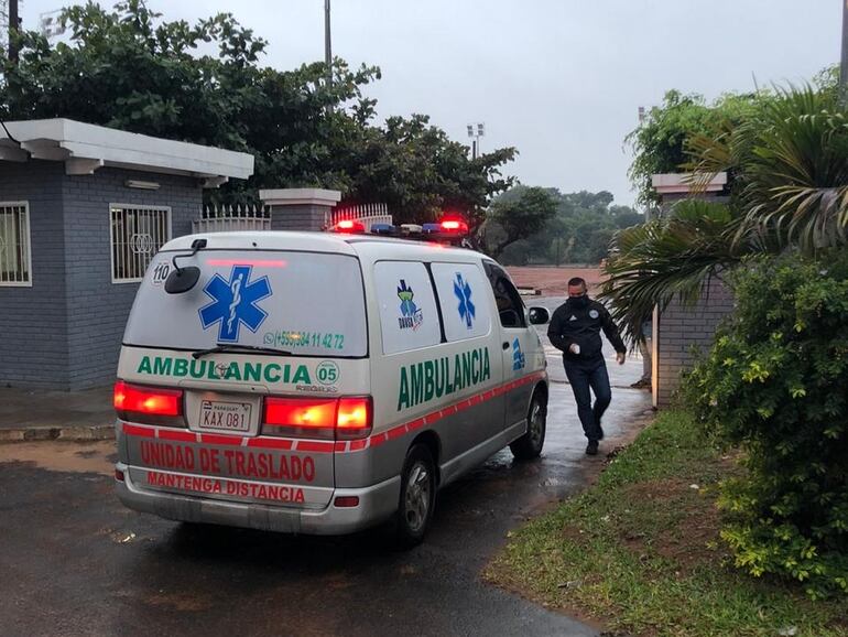 El ingreso de la ambulancia a la Villa Olimpia para el inicio de los testeos en el Decano.