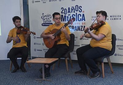 Un trío de violín, guitarra y viola musicalizó la presentación de la rifa de Sonidos de la Tierra.