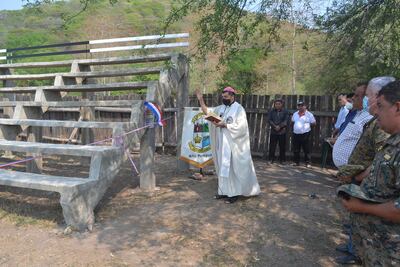El obispo del chaco, monseñor Gabriel Escobar, procede a inaugurar las nuevas graderías del club Sportivo Olimpeño.
