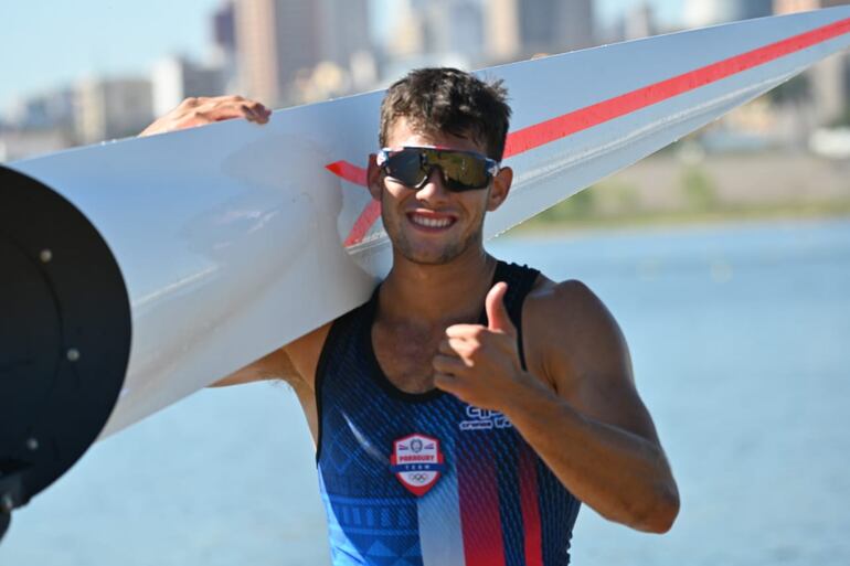 El remero paraguayo Javier Insfrán estará el miércoles en la final de un par de remos cortos.