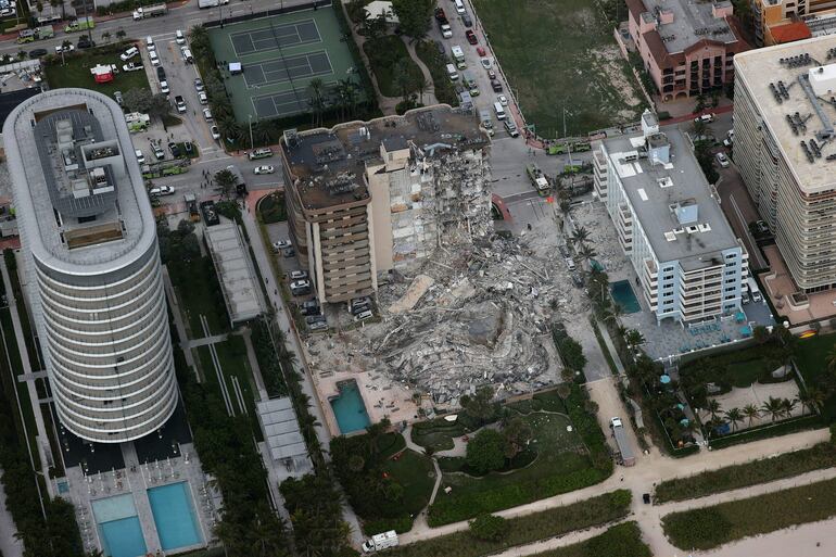 SURFSIDE, FLORIDA - JUNE 24: Search and rescue personnel work in the rubble of the 12-story condo tower that crumbled to the ground after a partial collapse of the building on June 24, 2021 in Surfside, Florida. It is unknown at this time how many people were injured as search-and-rescue effort continues with rescue crews from across Miami-Dade and Broward counties. Joe Raedle/Getty Images/AFP
== FOR NEWSPAPERS, INTERNET, TELCOS & TELEVISION USE ONLY ==