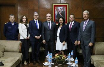 El comandante de las FF.MM.; Eladio González, la diputada Kathleen Rice, el embajador Marc Ostfield, el ministro de Defensa, Bernardino Soto Estigarribia, y los legisladores, Stephanie Murphy, Mark Green y Kurt Schrader.