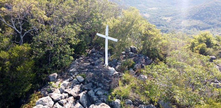 Escalar el cerro Acahay hasta la cruz mayor es un desafío para los que gustan las alturas.
