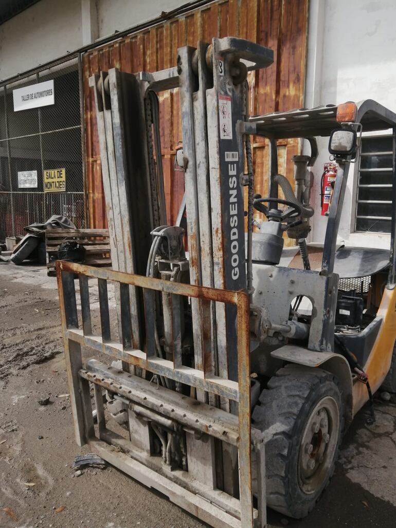 Montacarga que necesita de una reparación.