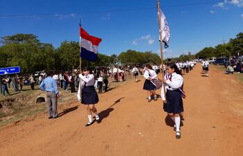 Cientos de estudiantes participaron de la caminata histórica para recordar los 156 años de la Batalla de Tuyutí.