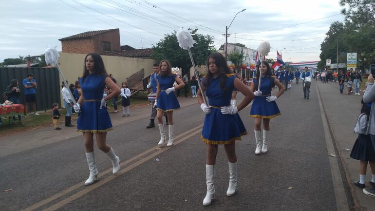 Las chiroleras dieron brillo y colorido al desfile.
