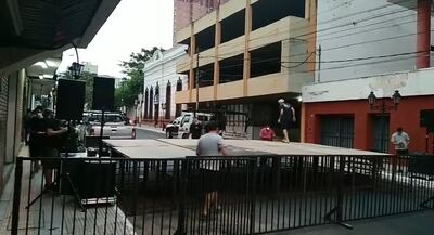 Escenario montado frente a la ANR