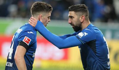 Christoph Baumgartner (i) y Munas Dabbur celebran el triunfo de Hoffenheim.
