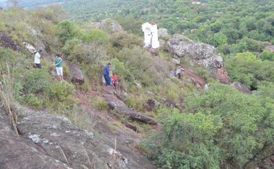 Una de las últimas pere- grinaciones hasta la cima del cerro Yaguarón que se realiza cada Viernes Santo.