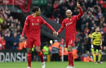 El brasileño Fabinho (d) celebra con el holandés Virgil van Dijk tras anotar, de penal, el segundo gol para el Liverpool ante Watford.