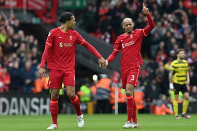 El brasileño Fabinho (d) celebra con el holandés Virgil van Dijk tras anotar, de penal, el segundo gol para el Liverpool ante Watford.