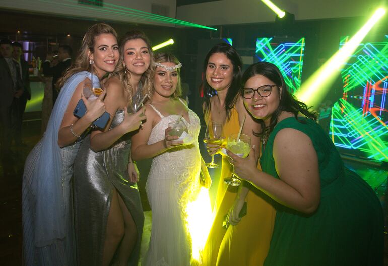 La novia con sus amigas María Fe Mavrelis, Lia Alvarenga, Mara Cáceres e Isabel Barrios.

