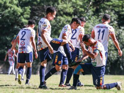 El capitán Juan José Martínez "lustra" el botín a Alexis Núñez, autor del tercer tanto del "Toro fernandino". (Foto: APF)