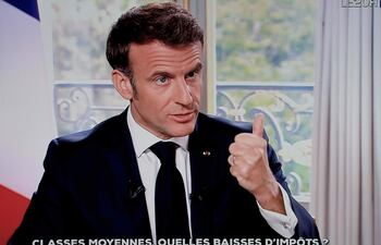 El presidente francés, Emmanuel Macron, afirmó este lunes que las bajas de impuestos que tiene programadas su Gobierno, de 2.000 millones de euros de aquí a 2027, se van a concentrar en las clases medias.