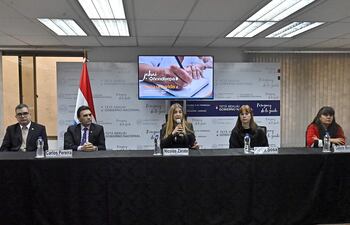 Autoridades del MEC realizaron el lanzamiento de la campaña de alfabetización denominada "Jahai Oñondivemi".