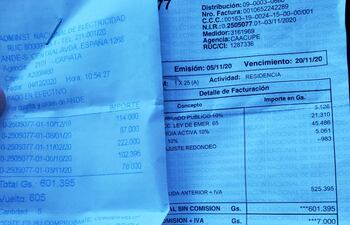 El diputado Amado Florentín envió una imagen de su factura como comprobante de que paga por el servicio del suministro de energía eléctrica.