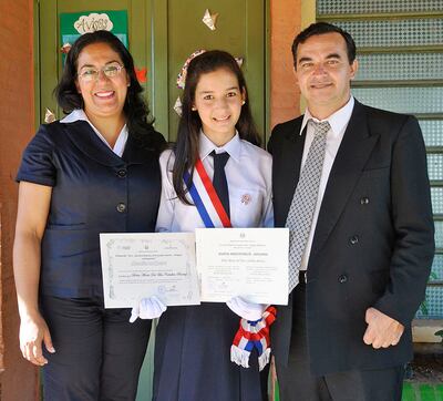 Abanderada y mejor egresada, Belén y sus padres Alicia y Sever.