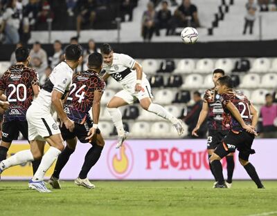 Hugo Quintana busca de cabeza llegar al gol en el Manuel Ferreira