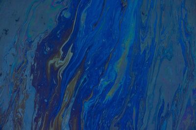 Petróleo en el agua en la zona de Newport Beach, California.