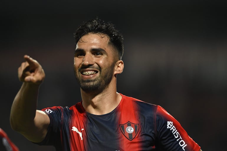 a celebración de “Beto”, que marcó su quinto gol (el primero de penal) en el torneo Clausura. Esta vez ni intentó Jean Fernandes y el lateral marcó.