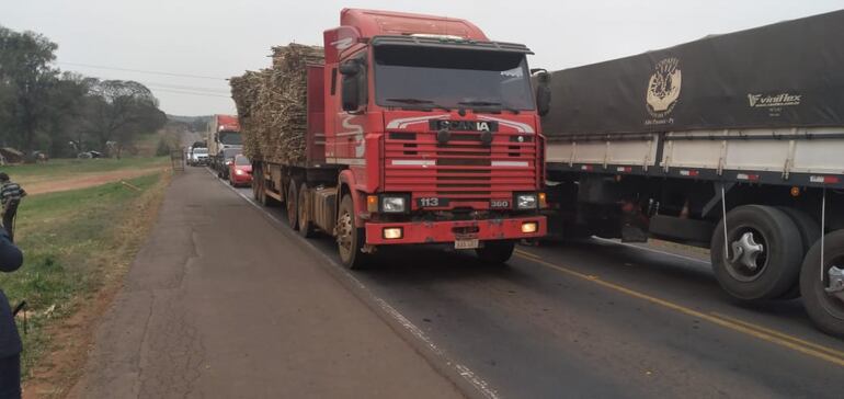 Largas filas de camiones aguardaron para seguir camino.