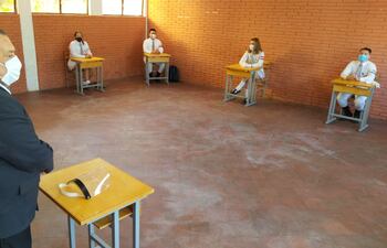 El distanciamiento físico a partir de grupos burbuja, según el tamaño del aula mantendrá 1.5 m a 2 m de distancia entre los pupitres.