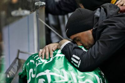 Un hombre se aferra al cuerpo sin vida de un joven palestino fallecido en un enfrentamiento con fuerzas israelíes, este jueves en Nablus.