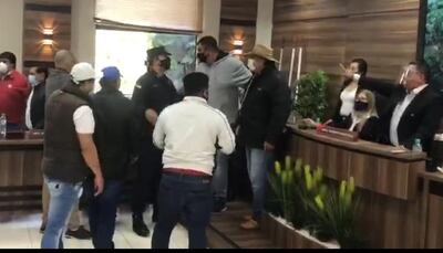 La sesión para la elección del intendente interino de Presidente Franco fue suspendido debido a una pelea de puños.
