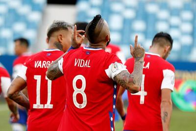 Arturo Vidal de Chile celebra una anotación de su equipo contra Bolivia, en un partido por el grupo A de la Copa América en el estadio Arena Pantanal de Cuiabá (Brasil).