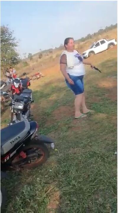 Mujer pistolera de Villa Ygatimí, Canindeyú.