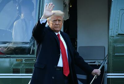 Donald Trump saluda con la mano al abordar el helicóptero Marine One en la Casa Blanca, en Washington, DCP)